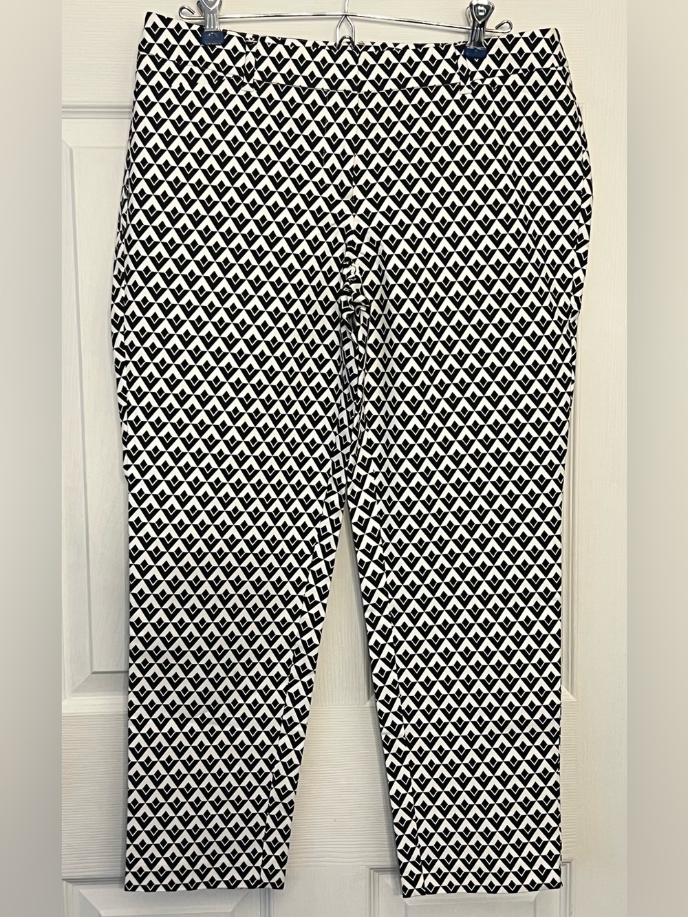 White House Black Market Petites - Slim Ankle Pants in Black & White